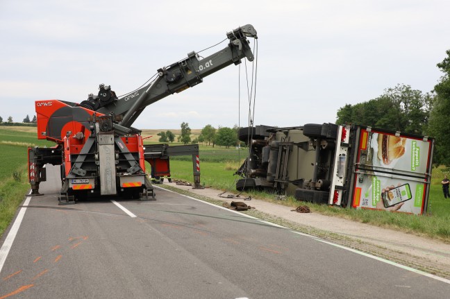 LKW samt Anhnger nach Streifkollision mit PKW bei Tollet umgestrzt