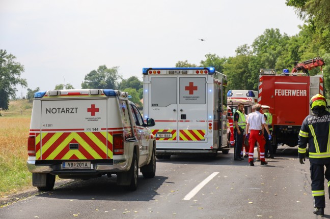 Menschenrettung nach Verkehrsunfall: Auto bei Rstorf frontal gegen Bume geprallt