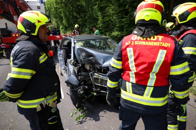 Menschenrettung nach Verkehrsunfall: Auto bei Rstorf frontal gegen Bume geprallt