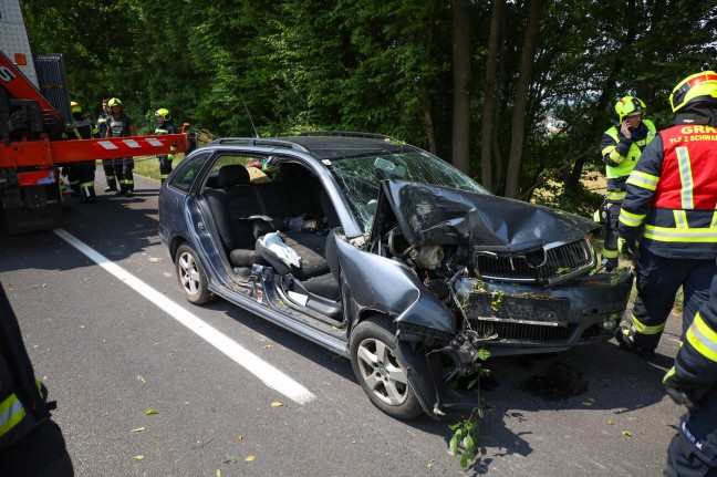 Menschenrettung nach Verkehrsunfall: Auto bei Rstorf frontal gegen Bume geprallt