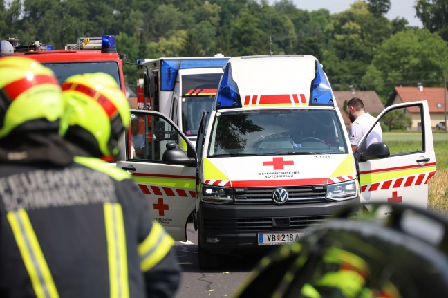 Menschenrettung nach Verkehrsunfall: Auto bei Rstorf frontal gegen Bume geprallt