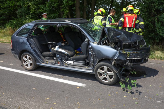 Menschenrettung nach Verkehrsunfall: Auto bei Rstorf frontal gegen Bume geprallt