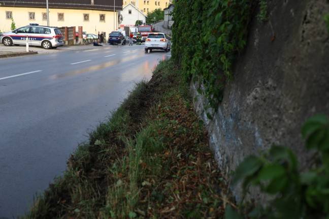 Auto touchierte auf Gmundener Strae in Lambach Sttzmauer des Stifts