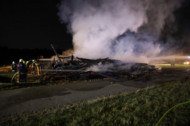 Sieben Feuerwehren bei Brand eines landwirtschaftlichen Stadels in Andrichsfurt im Einsatz