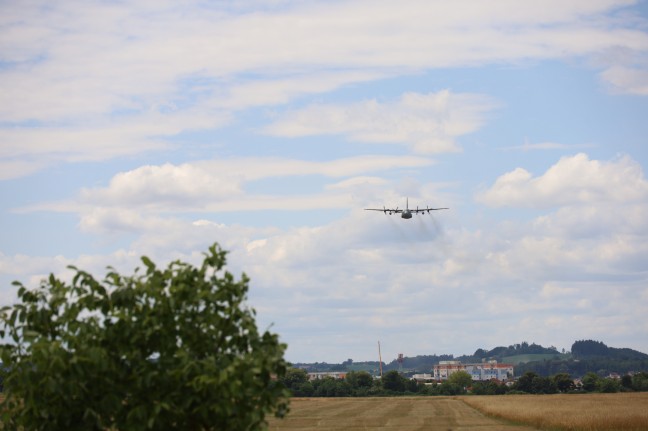 Bundesheer trainierte am Flugplatz Wels Starts und Landungen mit Transportflugzeug Hercules