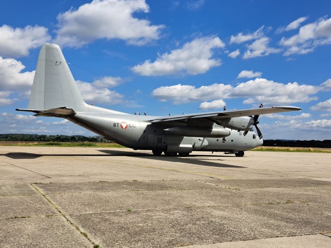 Bundesheer trainierte am Flugplatz Wels Starts und Landungen mit Transportflugzeug Hercules