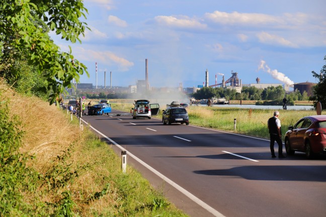 Verkehrsunfall zwischen zwei PKW in Steyregg fordert drei teils Schwerverletzte