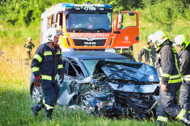 Verkehrsunfall zwischen zwei PKW in Steyregg fordert drei teils Schwerverletzte