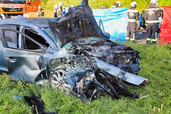 Verkehrsunfall zwischen zwei PKW in Steyregg fordert drei teils Schwerverletzte