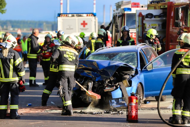 Verkehrsunfall zwischen zwei PKW in Steyregg fordert drei teils Schwerverletzte