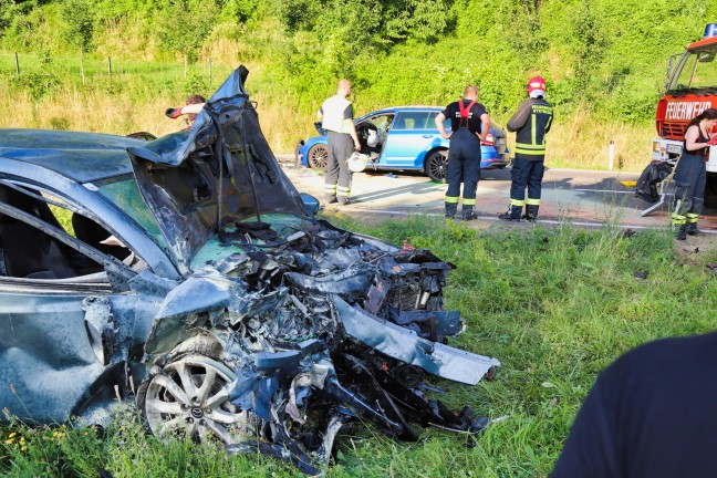 Verkehrsunfall zwischen zwei PKW in Steyregg fordert drei teils Schwerverletzte