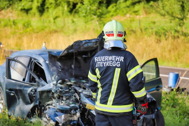 Verkehrsunfall zwischen zwei PKW in Steyregg fordert drei teils Schwerverletzte