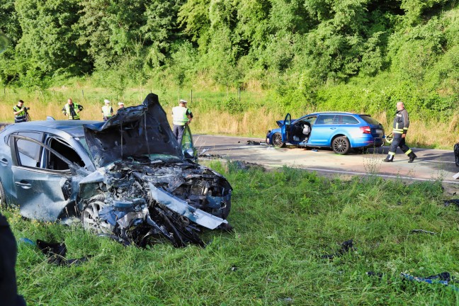 Verkehrsunfall zwischen zwei PKW in Steyregg fordert drei teils Schwerverletzte