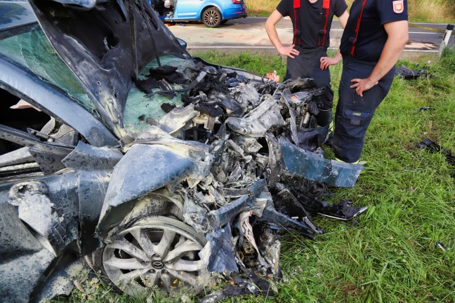 Verkehrsunfall zwischen zwei PKW in Steyregg fordert drei teils Schwerverletzte