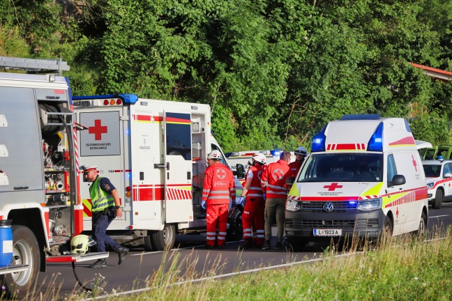 Verkehrsunfall zwischen zwei PKW in Steyregg fordert drei teils Schwerverletzte