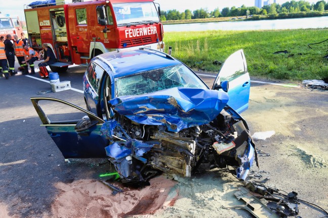 Verkehrsunfall zwischen zwei PKW in Steyregg fordert drei teils Schwerverletzte