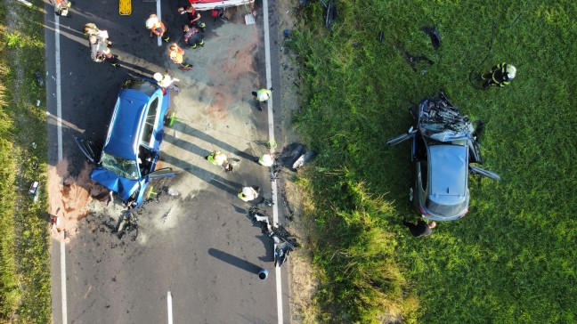 Verkehrsunfall zwischen zwei PKW in Steyregg fordert drei teils Schwerverletzte