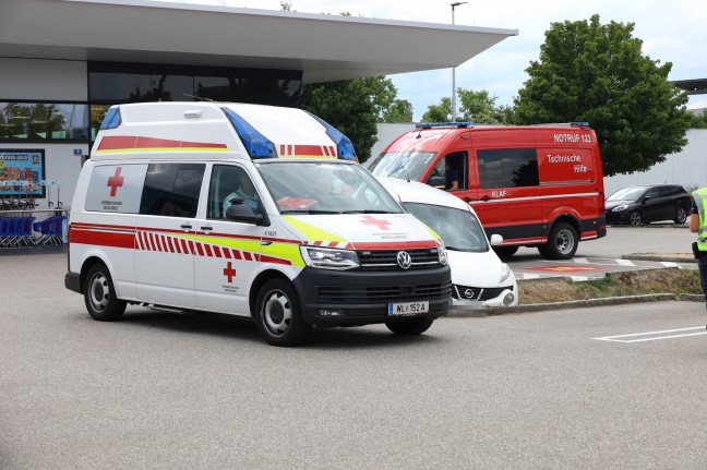 Einsatzkräfte nach Unfall auf Parkplatz in Wels-Waidhausen im Einsatz