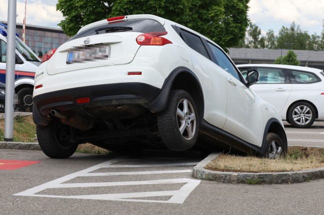 Einsatzkräfte nach Unfall auf Parkplatz in Wels-Waidhausen im Einsatz