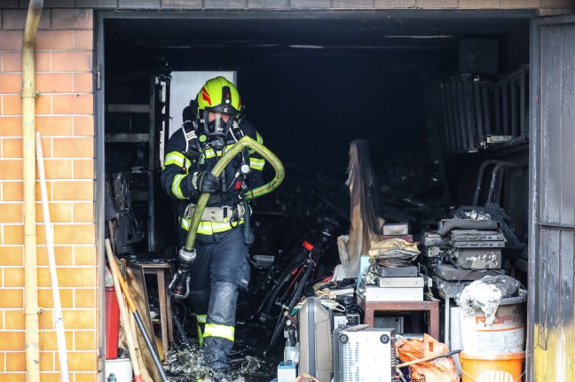 Garagenbrand in Traun sorgt fr Einsatz von zwei Feuerwehren