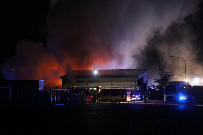 Großbrand bei Recyclingbetrieb in Hörsching