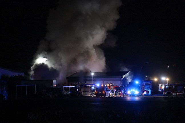 Großbrand bei Recyclingbetrieb in Hörsching