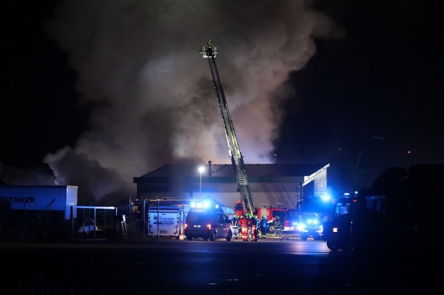 Großbrand bei Recyclingbetrieb in Hörsching