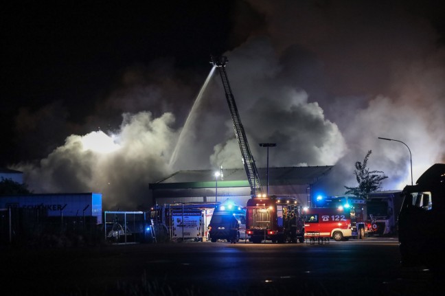 Großbrand bei Recyclingbetrieb in Hörsching