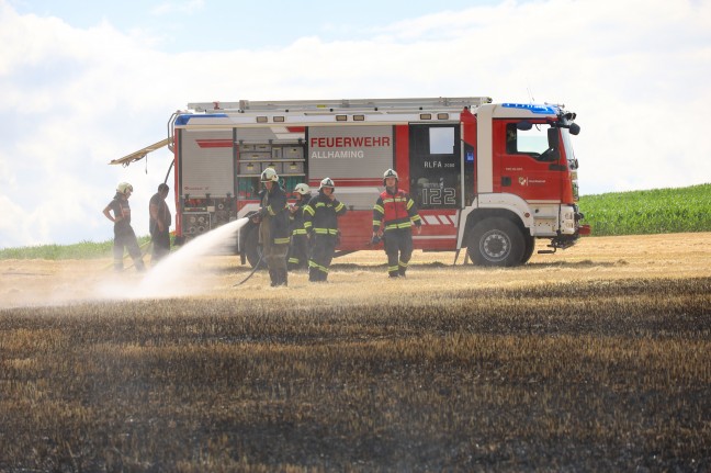 Vier Feuerwehren bei Brand eines Stoppelfeldes in Weißkirchen an der Traun im Einsatz