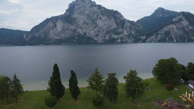 Einsatzkrfte zu Personenrettung aus dem Traunsee bei Traunkirchen alarmiert