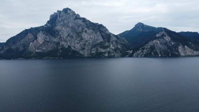 Einsatzkrfte zu Personenrettung aus dem Traunsee bei Traunkirchen alarmiert