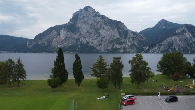 Einsatzkrfte zu Personenrettung aus dem Traunsee bei Traunkirchen alarmiert