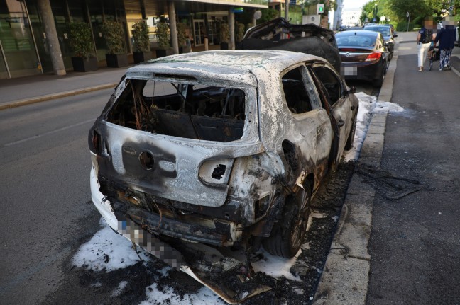 Auto in Wels-Innenstadt in Flammen aufgegangen und ausgebrannt