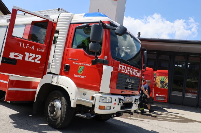 Kleiner Brand an einem Vordach bei einem Haus in Gschwandt rasch gelscht