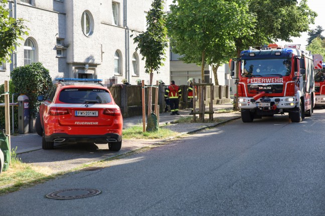 Drehleitereinsatz bei dringender Trffnung mit Brandverdacht in Wels-Innenstadt