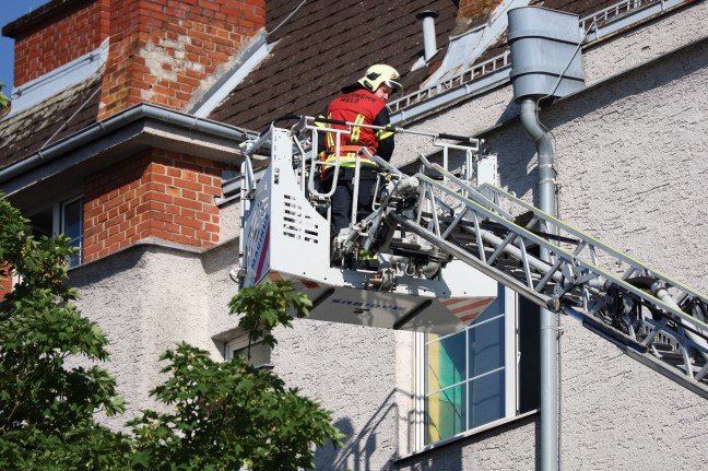 Drehleitereinsatz bei dringender Türöffnung mit Brandverdacht in Wels-Innenstadt