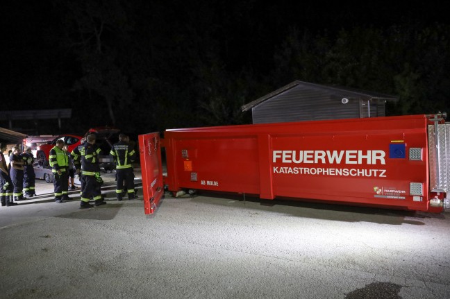 PKW-Brand: Nigelnagelneuer Hybrid-PKW wurde in Kremsmünster zum langwierigen Löscheinsatz