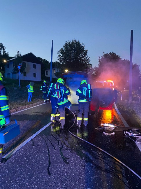 PKW-Brand: Nigelnagelneuer Hybrid-PKW wurde in Kremsmünster zum langwierigen Löscheinsatz