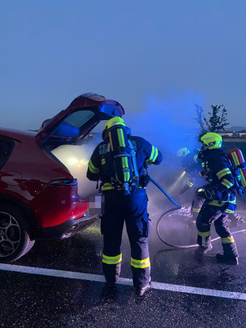 PKW-Brand: Nigelnagelneuer Hybrid-PKW wurde in Kremsmünster zum langwierigen Löscheinsatz