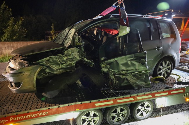 Schwerer Crash zwischen zwei PKW auf Innviertler Strae bei Krenglbach