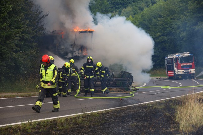 Brennender Mähdrescher bei Schleißheim auf Straße gerollt und gegen Böschung gekracht