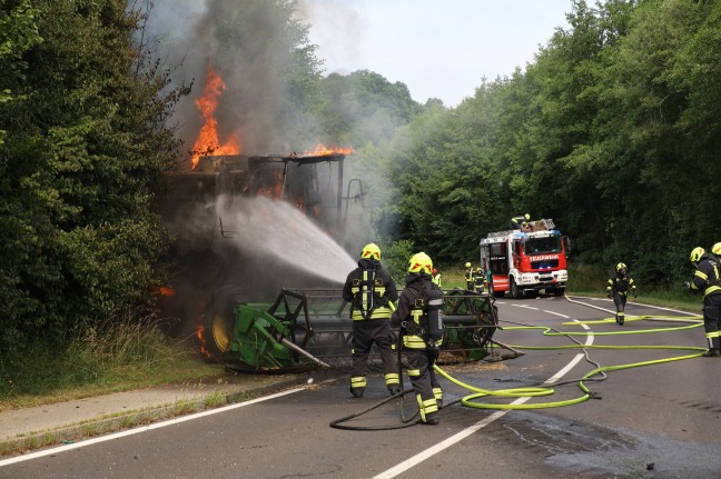 Brennender Mähdrescher bei Schleißheim auf Straße gerollt und gegen Böschung gekracht