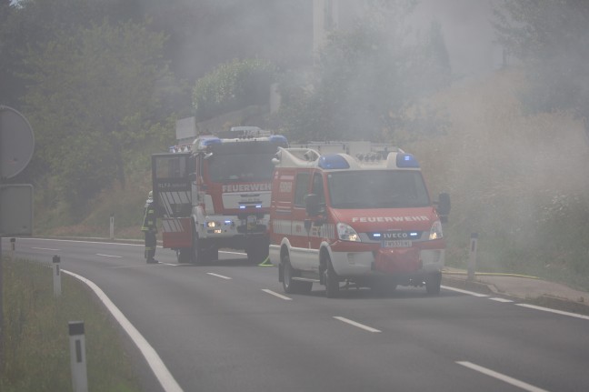 Brennender Mhdrescher bei Schleiheim auf Strae gerollt und gegen Bschung gekracht