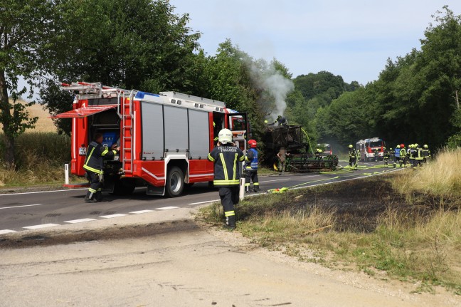 Brennender Mähdrescher bei Schleißheim auf Straße gerollt und gegen Böschung gekracht