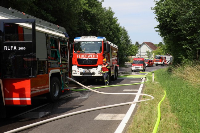 Brennender Mhdrescher bei Schleiheim auf Strae gerollt und gegen Bschung gekracht