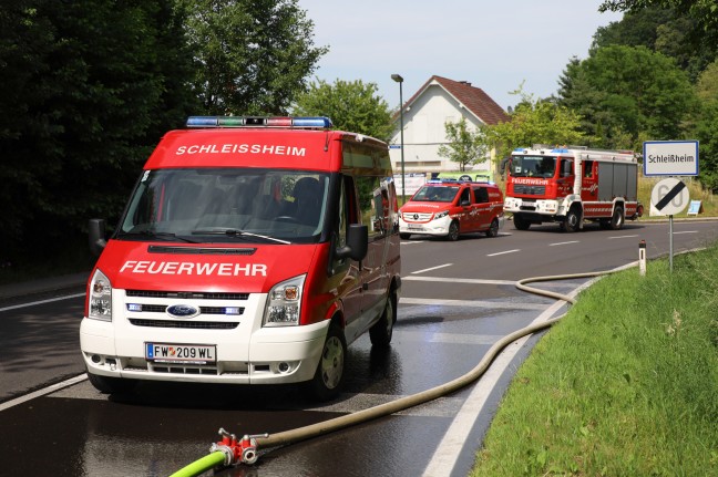 Brennender Mhdrescher bei Schleiheim auf Strae gerollt und gegen Bschung gekracht