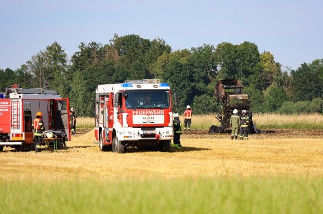 Sechs Feuerwehren bei Brand einer Strohpresse in Pettenbach im Einsatz