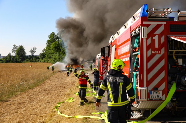 Vier PKW und zwei Kleintransporter in Marchtrenk in Flammen aufgegangen