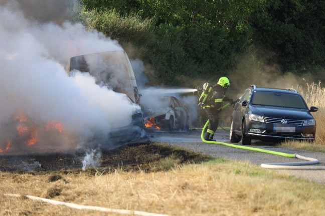 Vier PKW und zwei Kleintransporter in Marchtrenk in Flammen aufgegangen