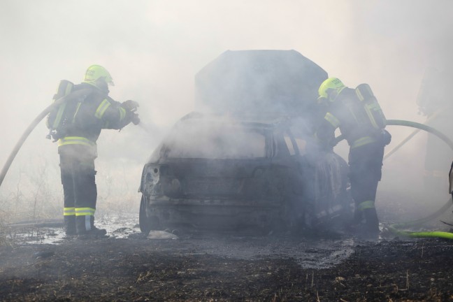 Vier PKW und zwei Kleintransporter in Marchtrenk in Flammen aufgegangen